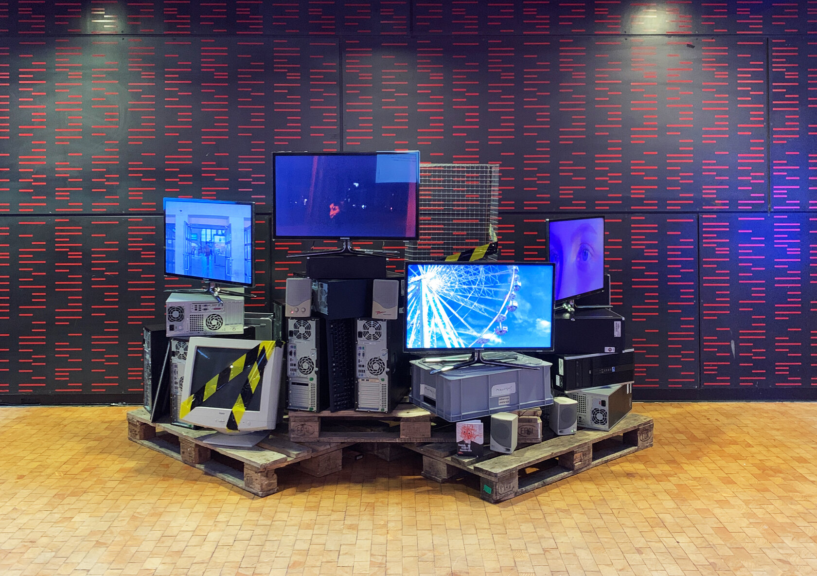 Das Ausstellungsstück Chronos zeigt die unterschiedlichen Aspekte der Wahrnehmung von Zeit. Es sind verschiedene Bildschirme und Computer mit Videos zusehen.