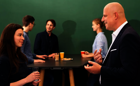 Studentin im Gespräch mit Firmenvertreter