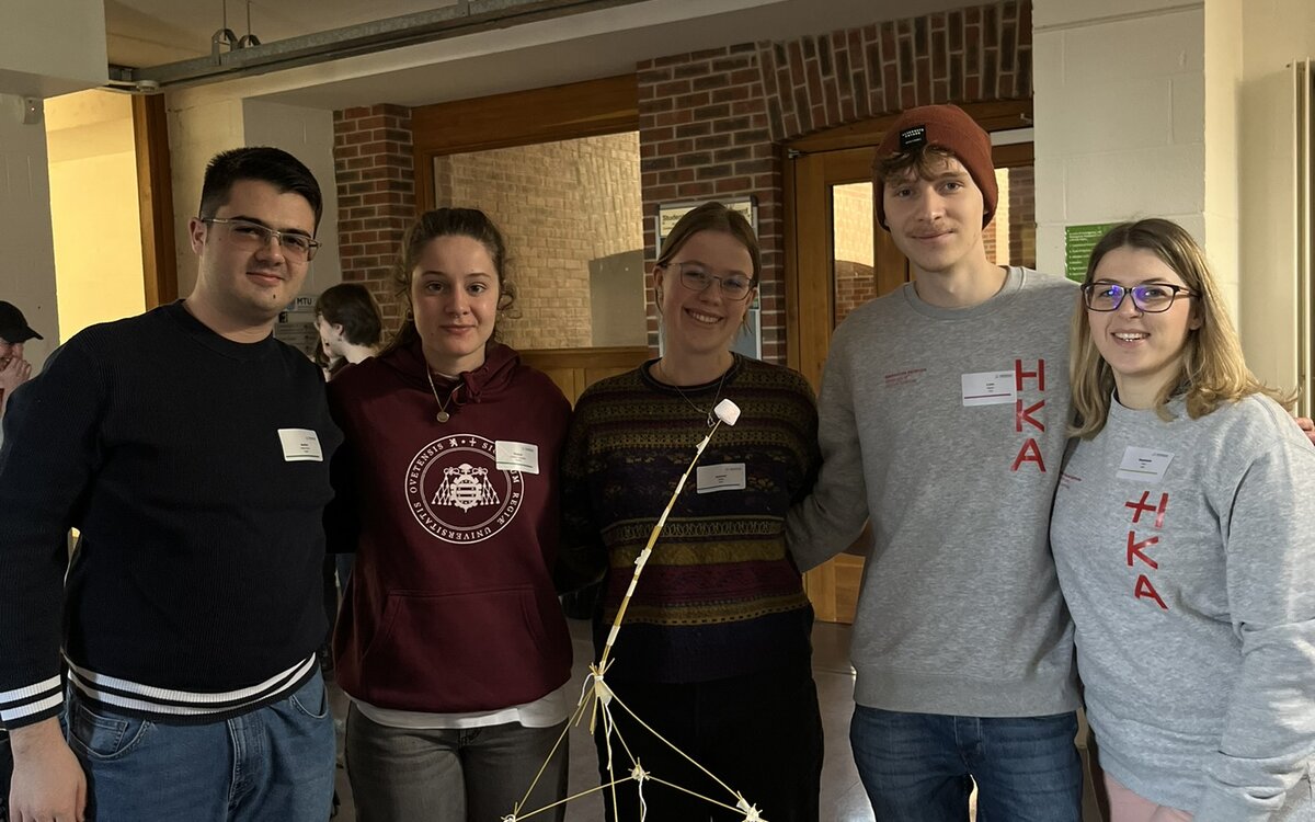 Studierende bei einer Marshmallow Challenge während der 10 Days of INGENIUM an der MTU