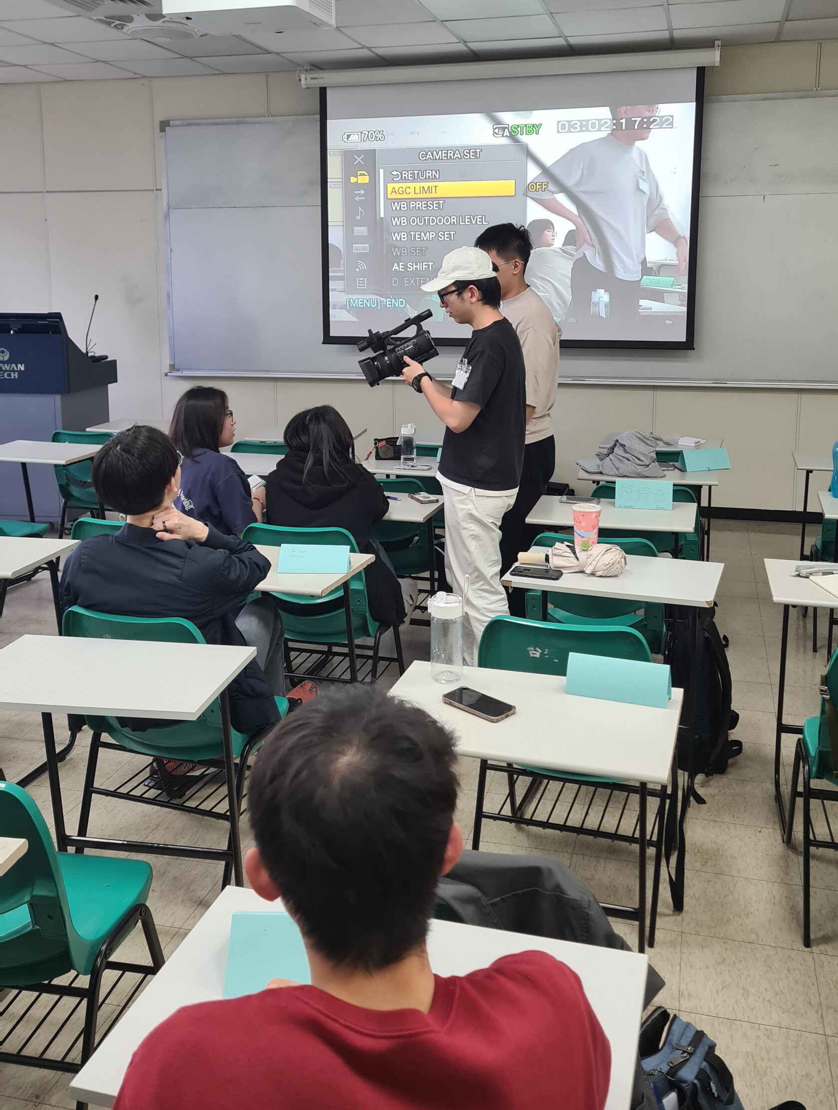 Seminarraum in Taiwan mit Studierenden, die mit Kameras arbeiten