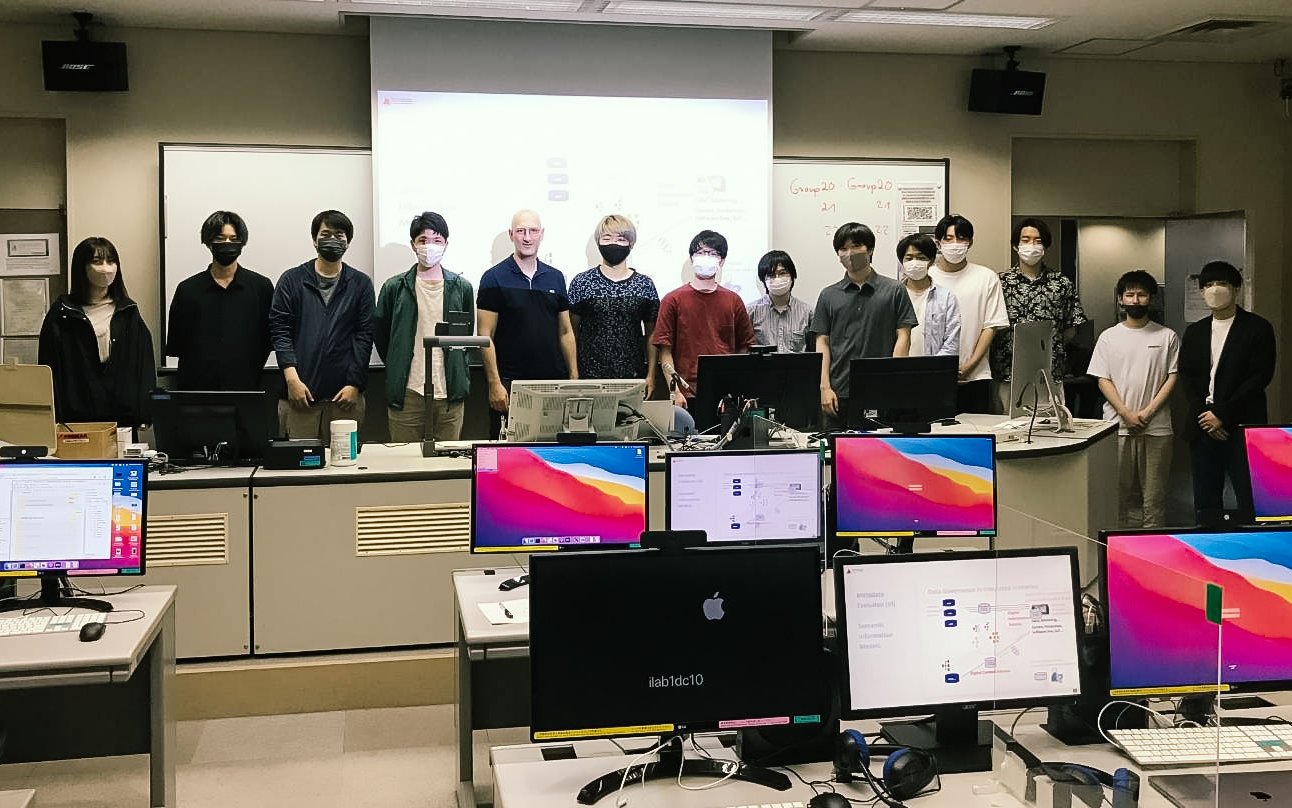 Prof. Ziegler (Mitte) mit Studierenden der Universität Aizu.