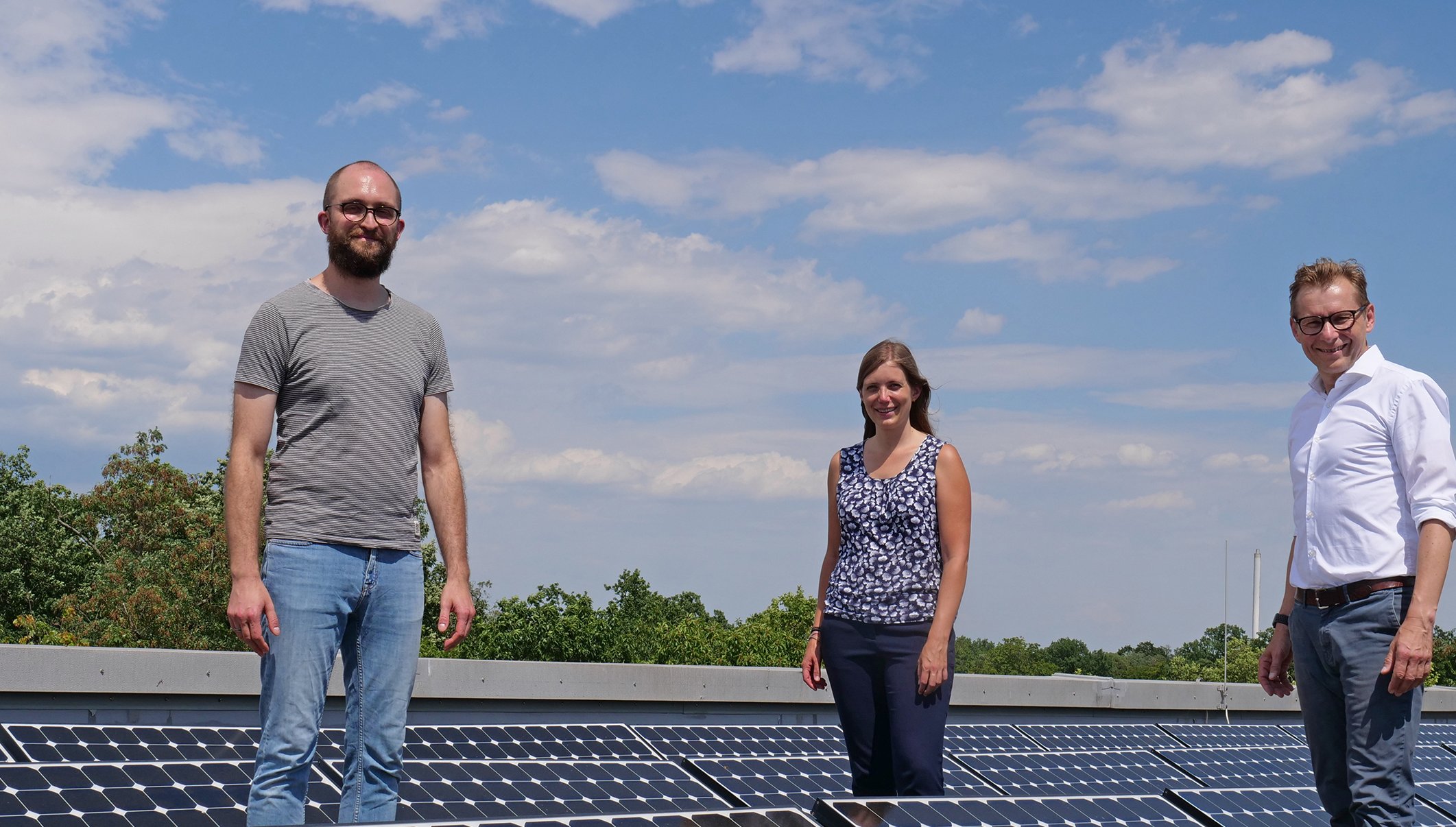 Prorektor Prof. Dr. Robert Pawlowski (r.) mit dem neuen Klimaschutzmanager der HKA Géza Solar (l.) und Selma Janssen, Nachhaltigkeits- und Energiemanagerin der Hochschule (m.), bei einer Photovoltaikanlage auf dem Dach eines Hochschulgebäudes 