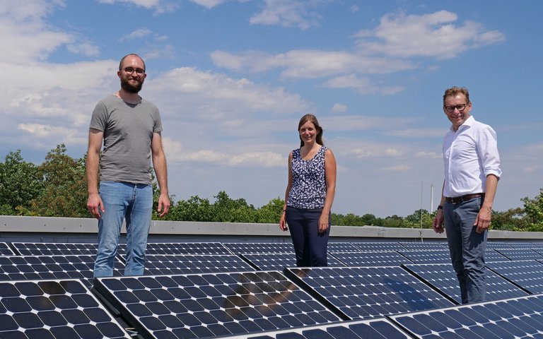 Prorektor Pawlowski mit dem Klimaschutzmanager Géza Solar und Selma Janssen auf einer Photovoltaikanlage