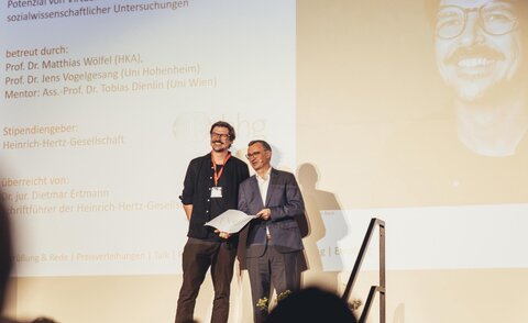 Daniel Hepperle bei der Preisverleihung mit Prof. Dr. Franz Quint, der den Preis stellvertretend für Dr. jur. Dietmar Ertmann (Kanzler a.D. KIT) übergab. 