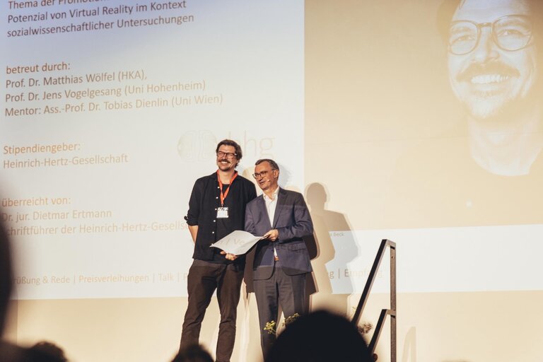 Daniel Hepperle bei der Preisverleihung mit Prof. Dr. Franz Quint, der den Preis stellvertretend f&uuml;r Dr. jur. Dietmar Ertmann (Kanzler a.D. KIT) &uuml;bergab. 