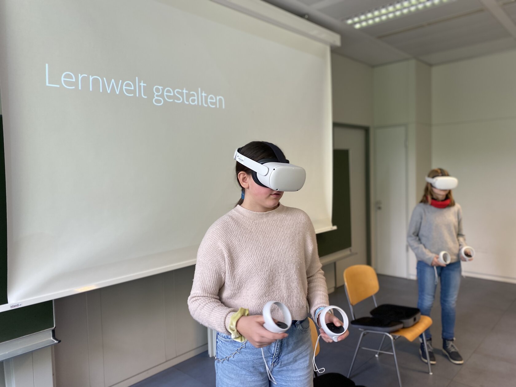 Zwei Teilnehmerinnen des Girls' Day probieren ihre Lernwelten in VR aus.