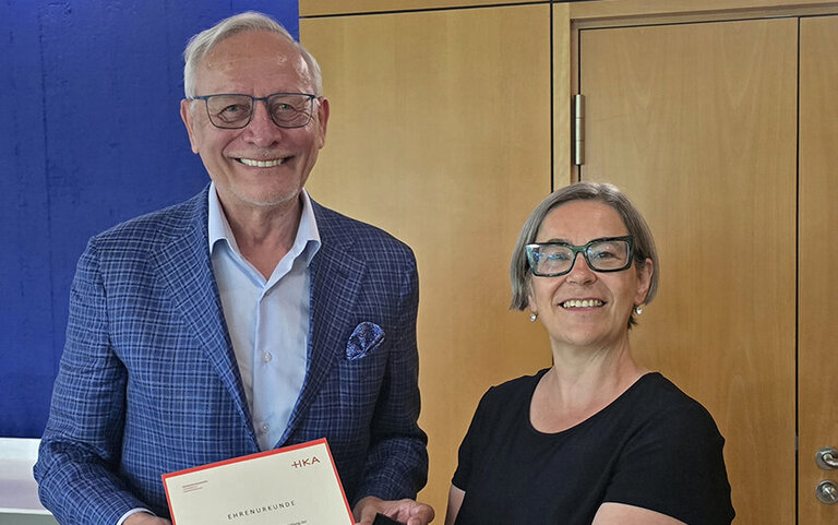 Dank und Anerkennung für sein langjähriges Engagement im Hochschulrat der HKA: Rektorin Prof. Dr. Rose Marie Beck mit Wolfgang Grenke