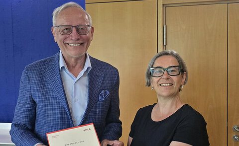 Dank und Anerkennung für sein langjähriges Engagement im Hochschulrat der HKA: Rektorin Prof. Dr. Rose Marie Beck mit Wolfgang Grenke