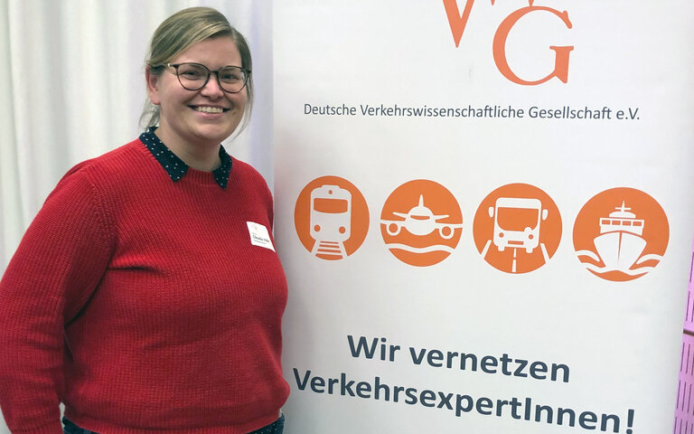Die Radprofessorin der Hochschule Karlsruhe, Dr. Claudia Hille, ist neu im wissenschaftlichen Beirat der Deutschen Verkehrswissenschaftlichen Gesellschaft. Das Bild zeigt Claudia Hille vor einem Transparent der DVWG.