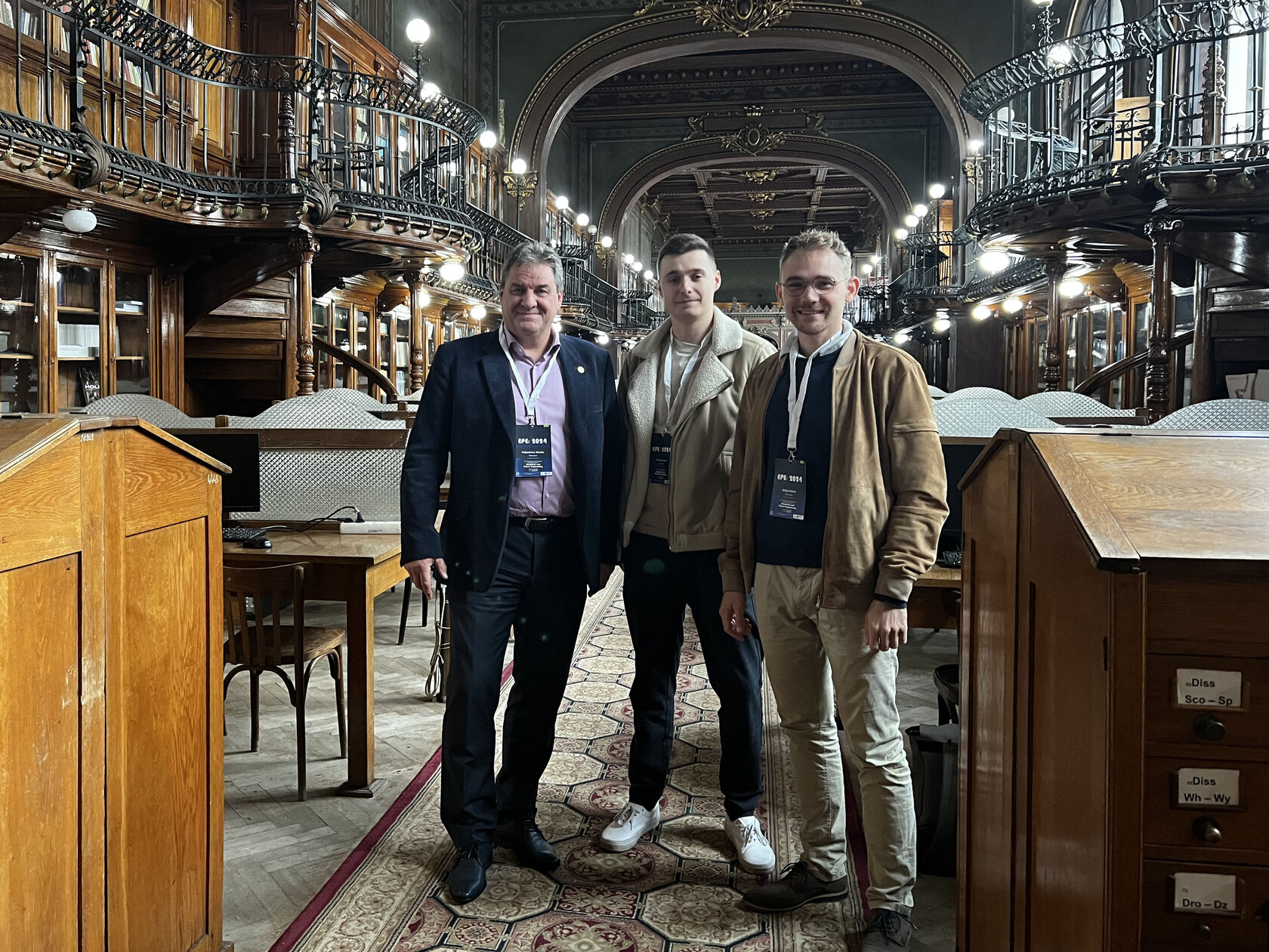 Gruppenfoto in einer historischen Bibliothek