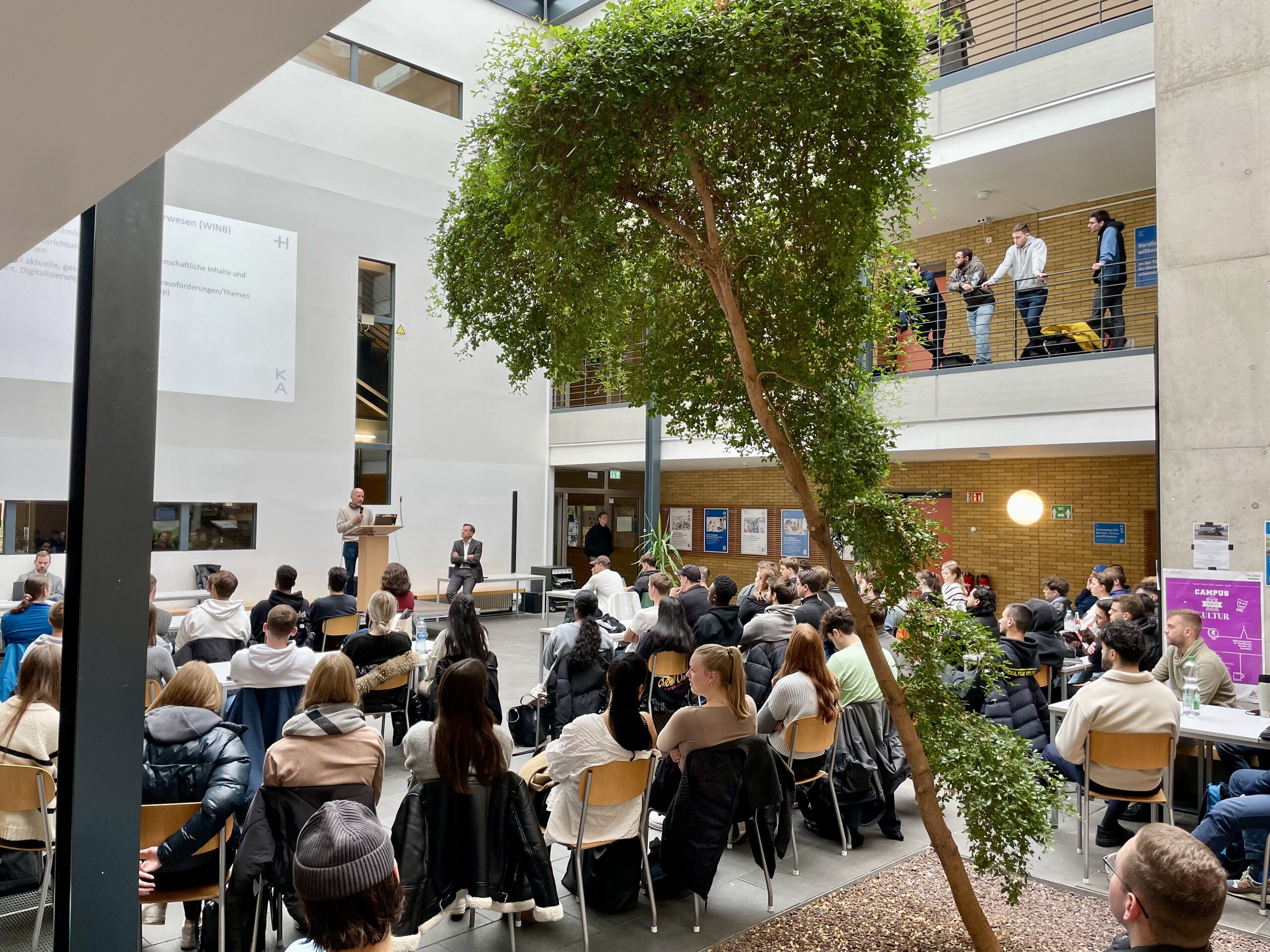 Vorstellung des neuen, umfassenden Studiengangskonzept im Atrium der Fakultät für Wirtschaftswissenschaften