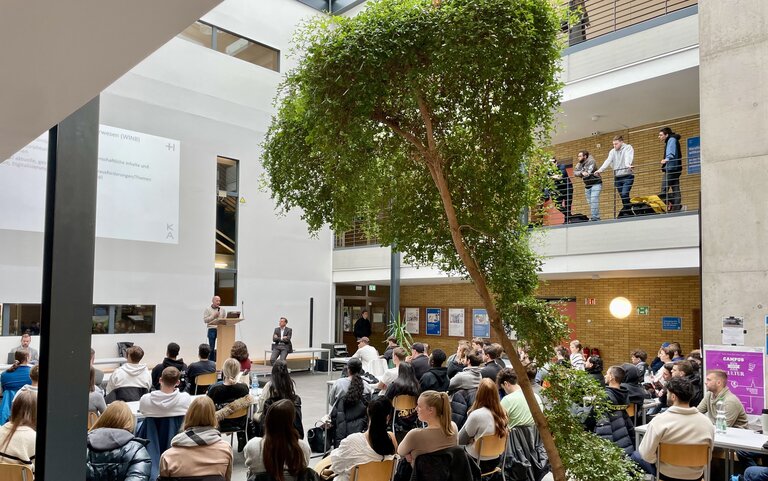 Vorstellung des neuen, umfassenden Studiengangskonzept im Atrium der Fakultät für Wirtschaftswissenschaften