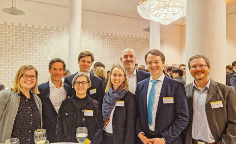 Die sieben neuen Professorinnen und Professoren der Fakultät IMM sind mit der Rektorin Prof. Dr. Beck zu sehen.