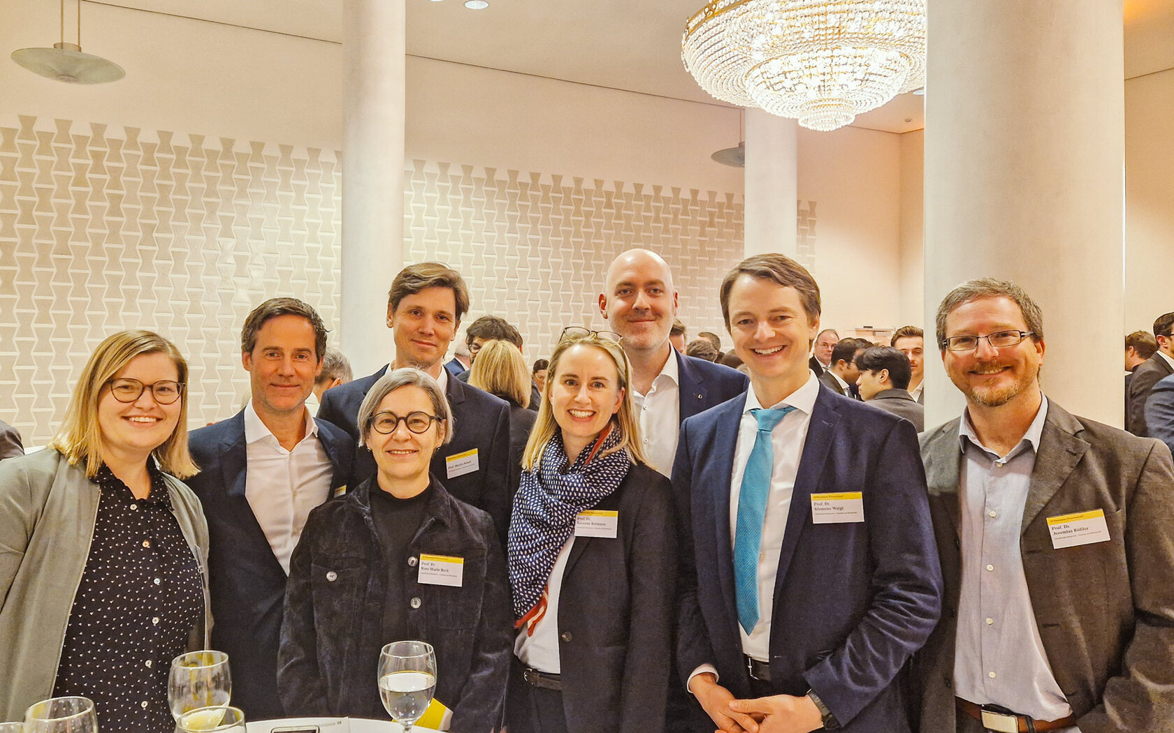 Die sieben neuen Professorinnen und Professoren der Fakultät IMM sind mit der Rektorin Prof. Dr. Beck zu sehen.
