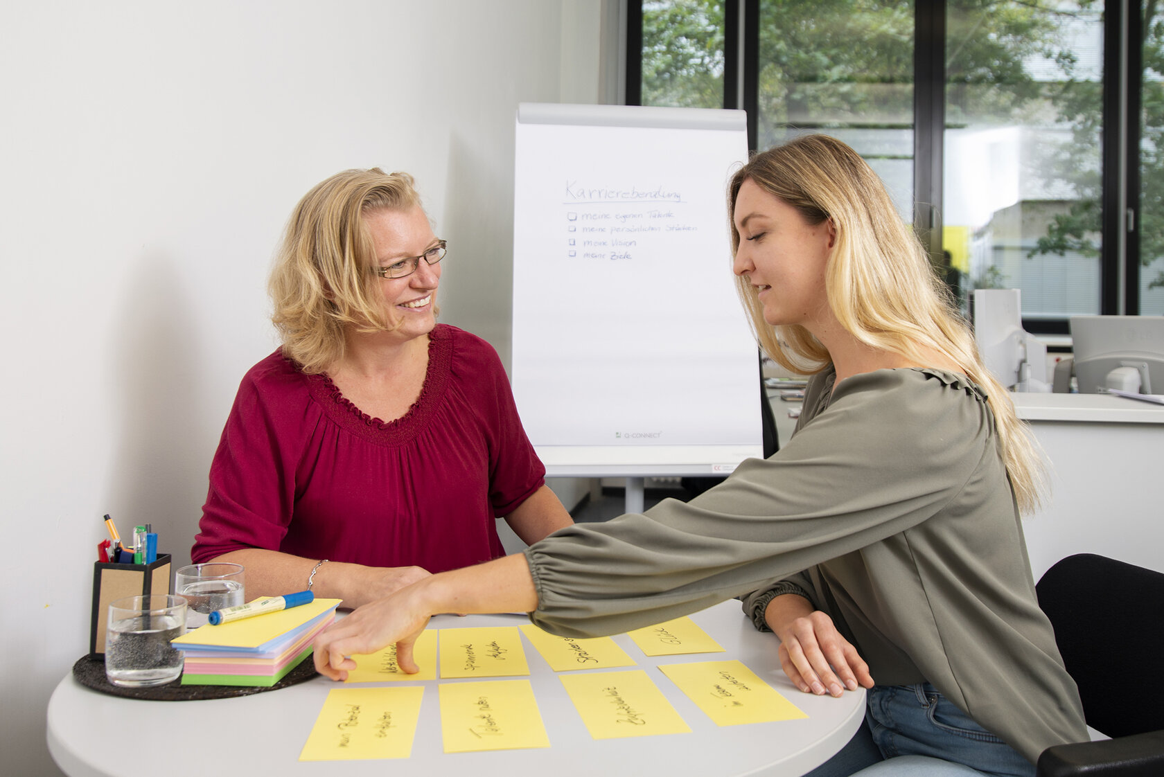 Karriereberatung Eine Studierende mit Karrierecoachin in der Beratung