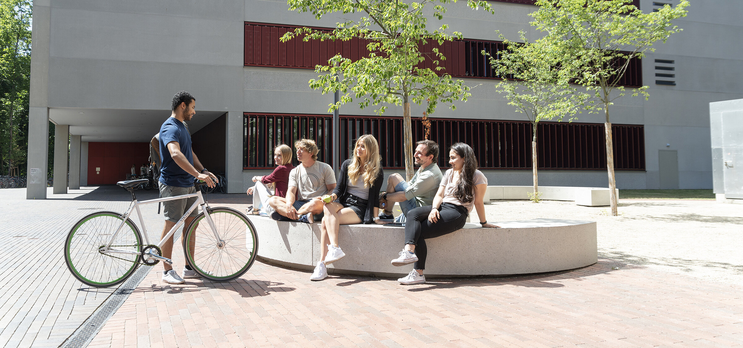 Students sitting on the HKA campus and chatting