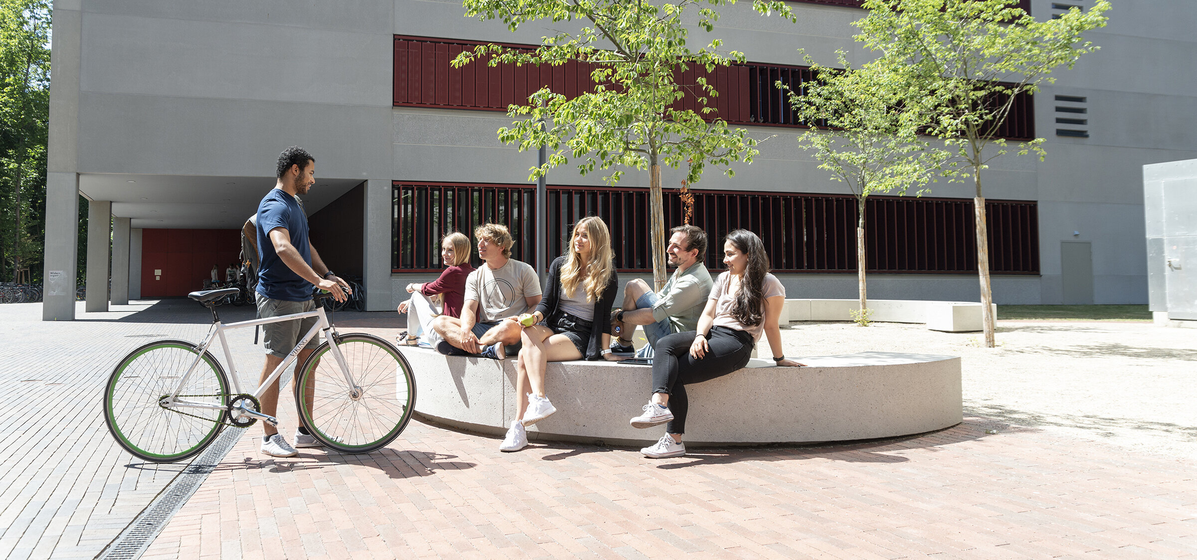 Studierende im Gespräch auf dem HKA-Campus