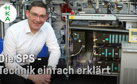 Bei Ampelsteuerungen, Kläranlagen und Automobilfabriken spielen automatisierte Sicherheit durch intelligente Steuereinheiten eine grundlegende Rolle. Prof. Dr. Phillip Nenninger, begeisterter Automatisierungstechniker, erklärt in diesem Video die Grundlagen einer SPS - die speicherprogrammierbare Steuerung.