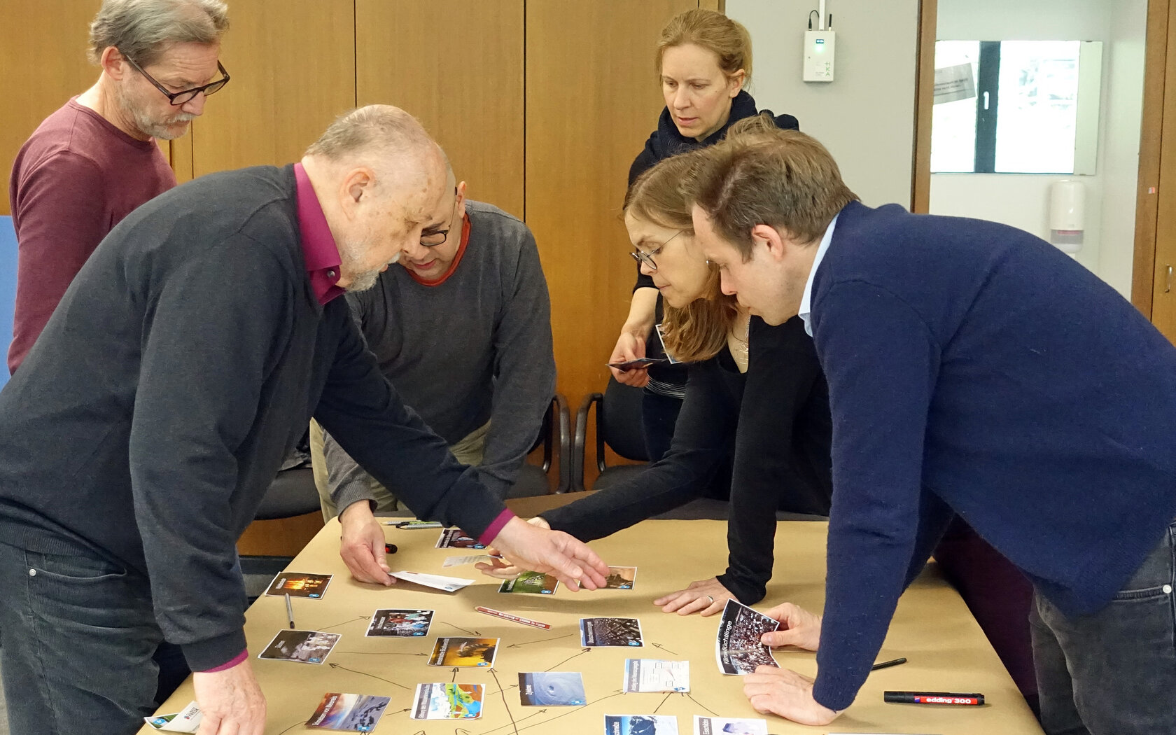 Rasmus Andresen (r.) mit den Teilnehmer*innen des Klima-Puzzles an der Hochschule Karlsruhe