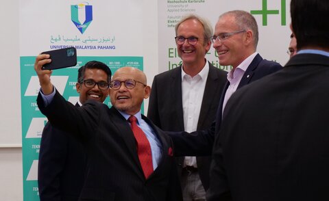 Professor Dr. Hamdan Daniyal (UMP), Tan Sri Dato' Sri Dr. Abdul Aziz Abdul Rahman (UMP), Prof. Dr.-Ing. Manfred Strohrmann (HKA), Prof. Dr.-Ing. Frank Artinger (HKA) (v. l. n. r.) 