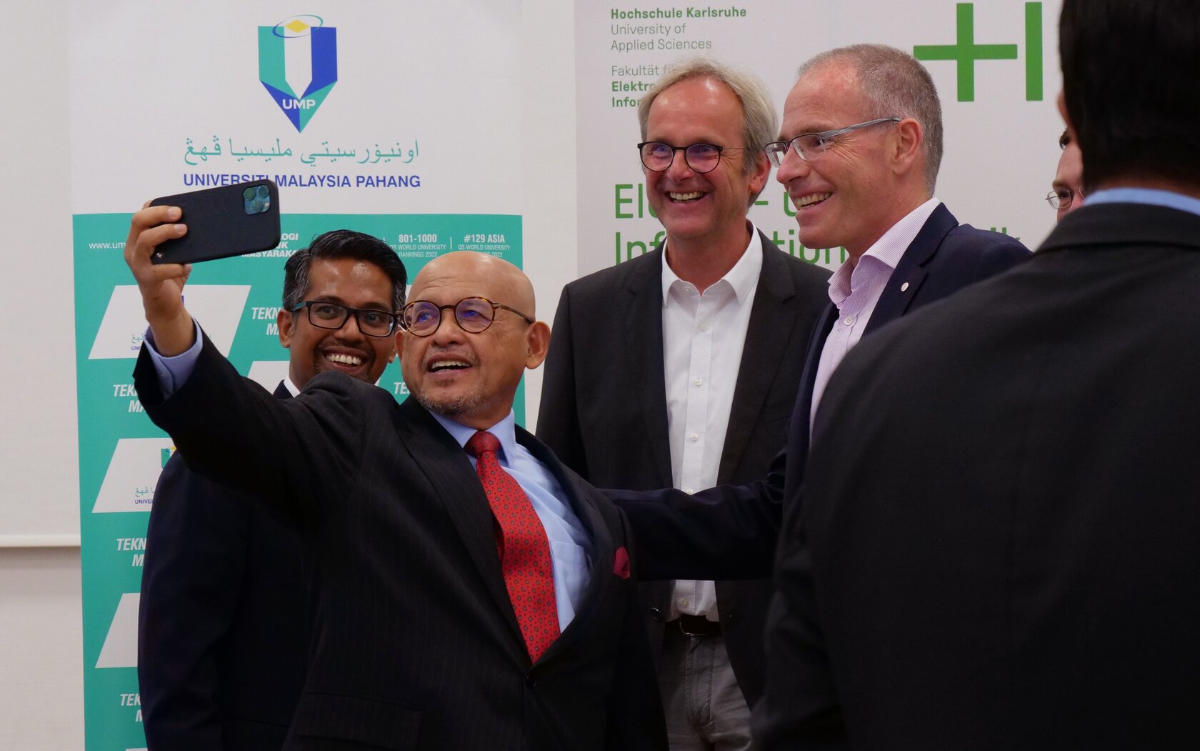 Professor Dr. Hamdan Daniyal (UMP), Tan Sri Dato' Sri Dr. Abdul Aziz Abdul Rahman (UMP), Prof. Dr.-Ing. Manfred Strohrmann (HKA), Prof. Dr.-Ing. Frank Artinger (HKA) (v. l. n. r.) 