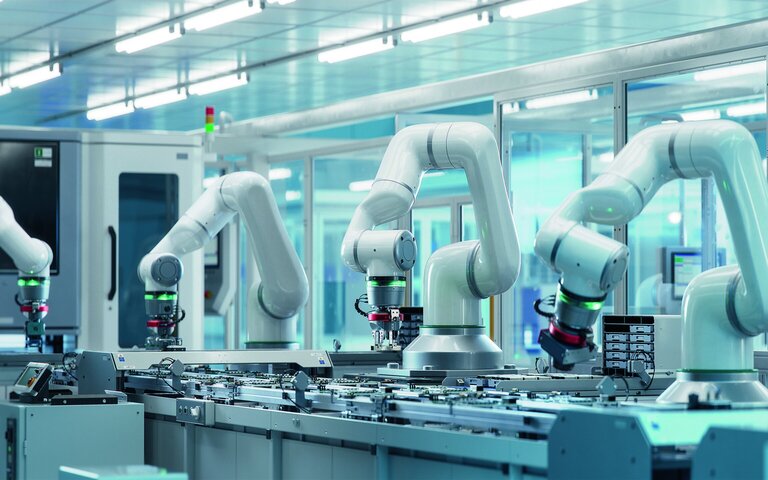 Moderne Industrieroboter in einer automatisierten Fertigungslinie – Symbolbild für intelligente Produktionstechnologien.