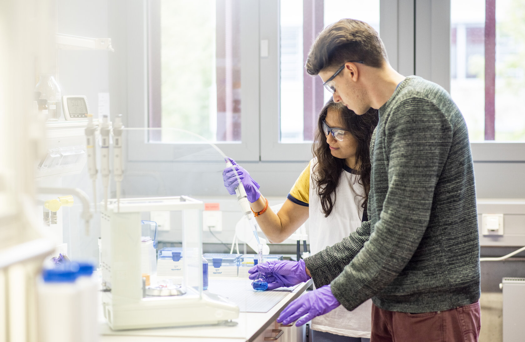 Studierende führen wichtige Experimente im Bereich Gewässersensorik durch, ein wichtiger Beitrag zum Umweltschutz.