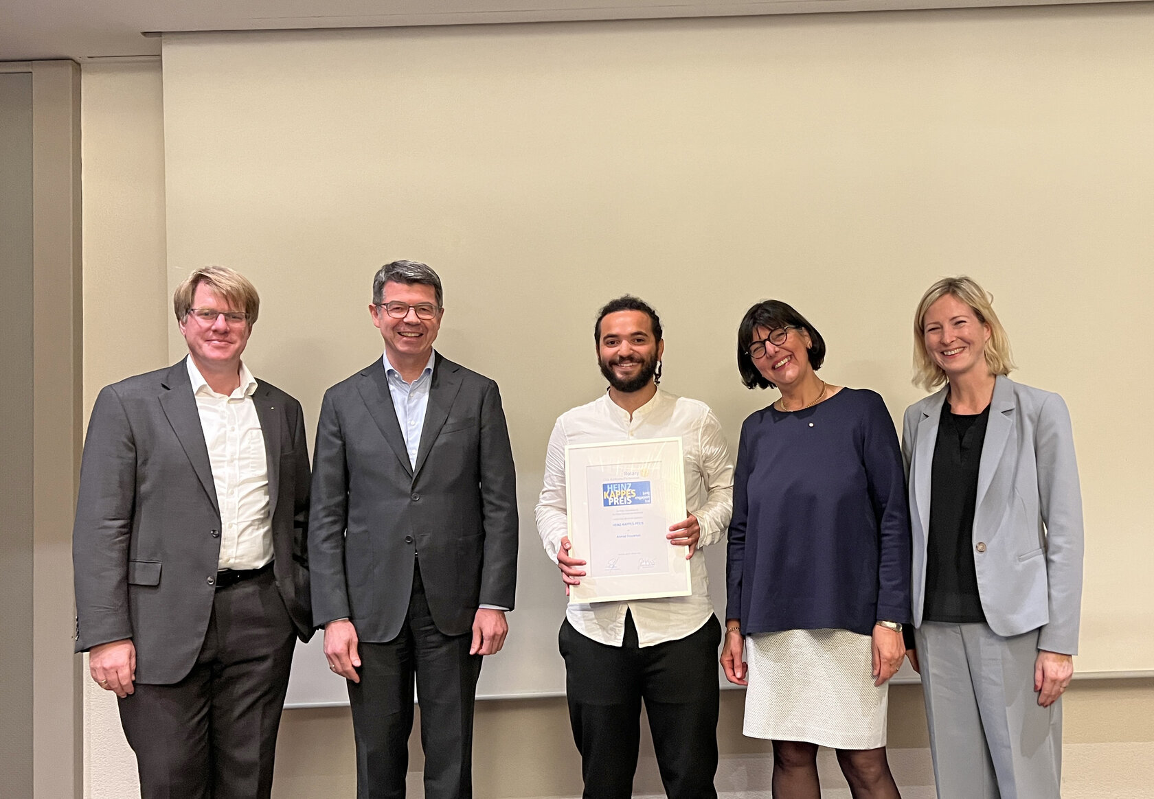 Bei der Preisverleihung (v. l. n. r.): Daniel Wensauer-Sieber, und Pirmin Schroff, beide Rotary Club, Ahmad Hawarnah, Dr. Gerda Frank, Rotary Club, sowie Yvette Melchien, Sozialbürgermeistern der Stadt Karlsruhe