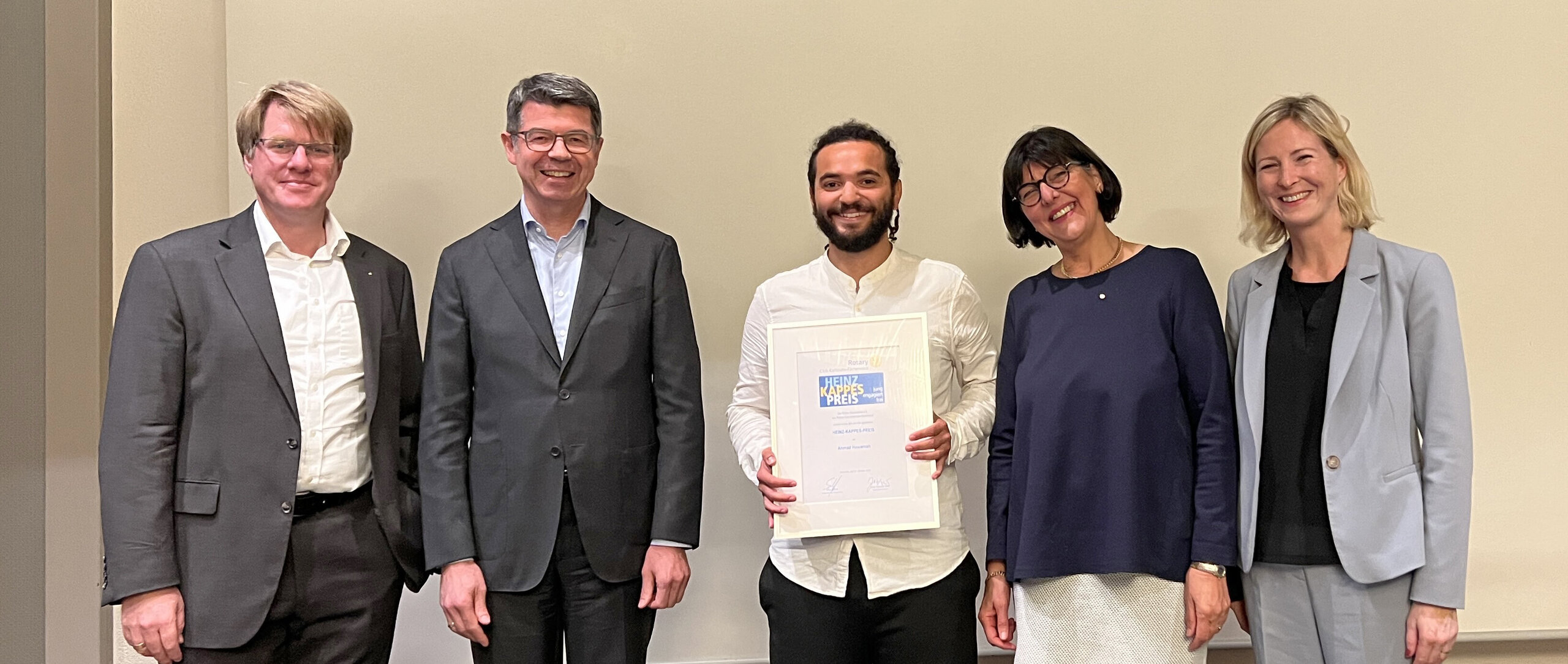 Bei der Preisverleihung (v. l. n. r.): Daniel Wensauer-Sieber, und Pirmin Schroff, beide Rotary Club, Ahmad Hawarnah, Dr. Gerda Frank, Rotary Club, sowie Yvette Melchien, Sozialbürgermeistern der Stadt Karlsruhe