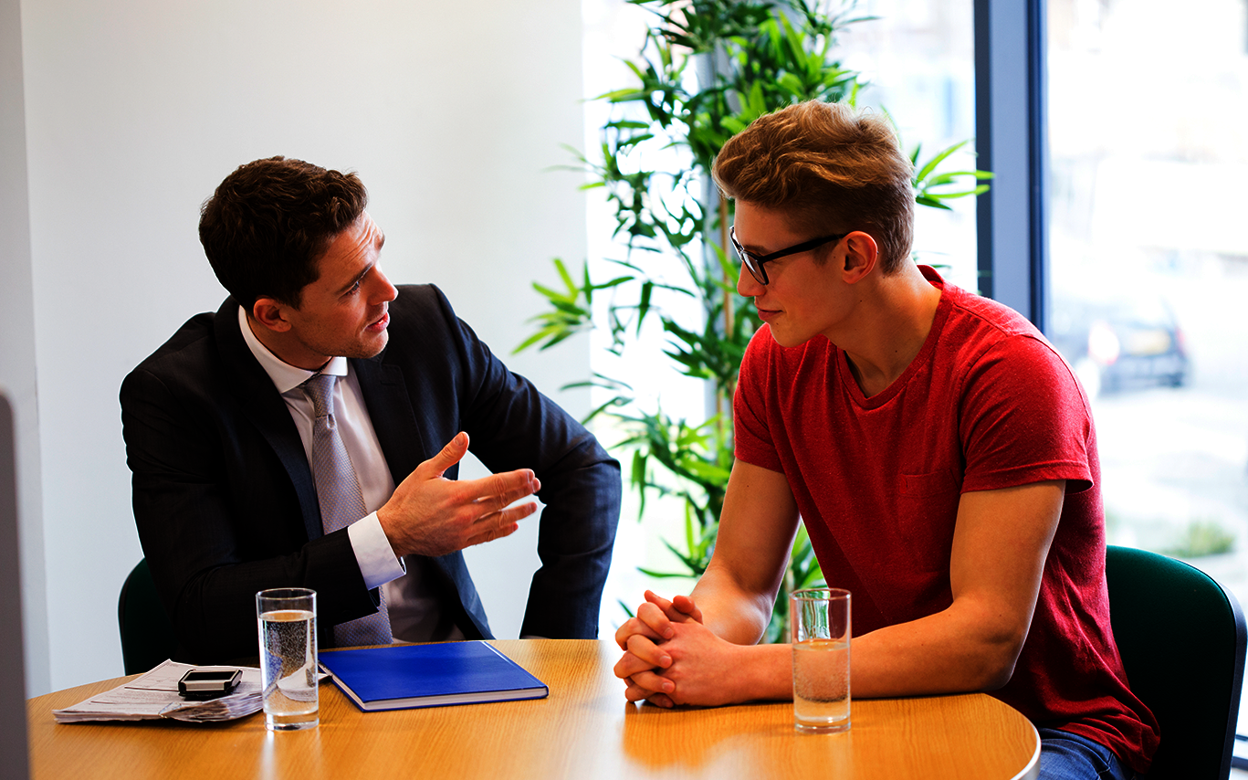 Kooperationsstipendium Unternehmensangestellter im Gespräch mit Studierendem