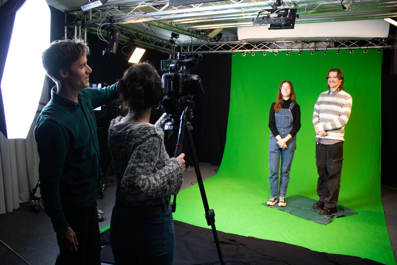 Prof. Krügler mit Studierenden im Studio mit Green Screen