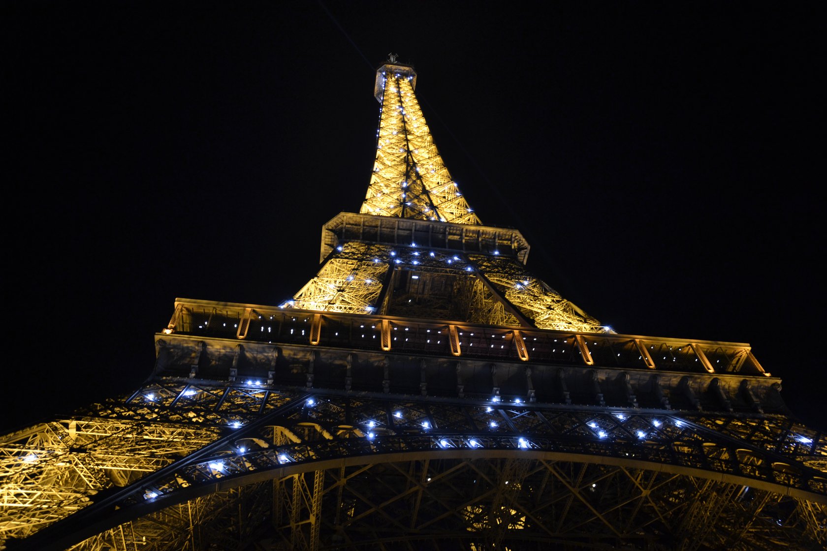 Pariser Eiffelturm bei Nacht