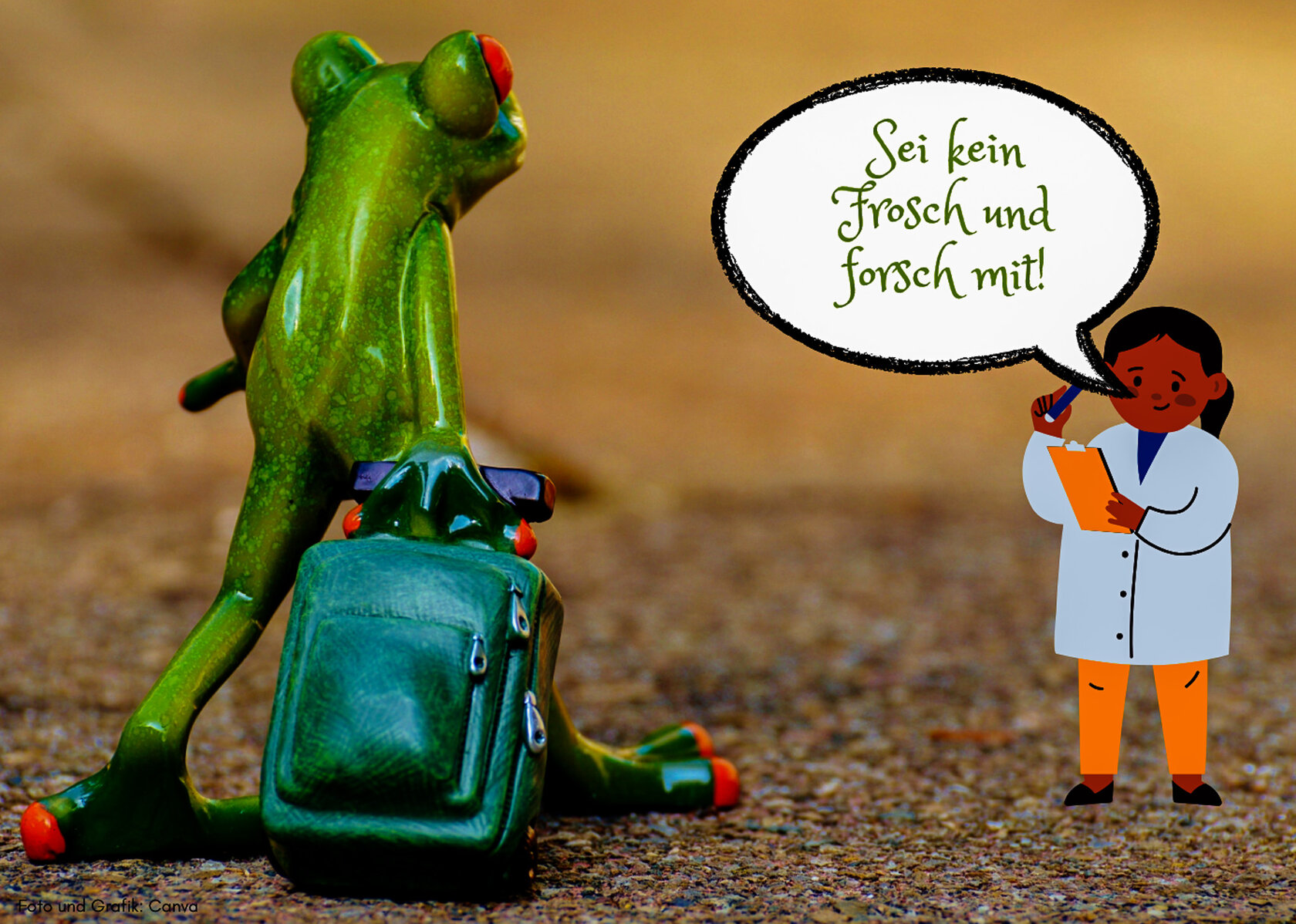 Froschfigur mit Rucksack und animierte Wissenschaftlerin mit Sprechblase „Sei kein Frosch und forsch mit!"
