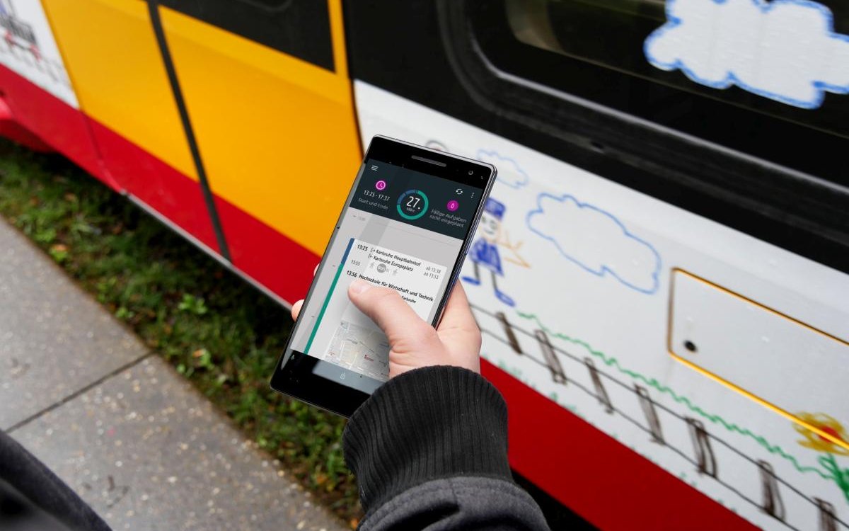 DynApSys Smartphone-App im praktischen Einsatz vor einer Straßenbahn in Karlsruhe