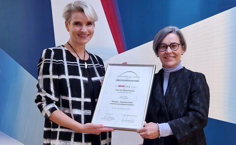 Rektorin Prof. Dr. Rose Marie Beck (r.) beglückwünschte die Preisträgerin Prof. Dr. Petra Drewer und konnte ihr die Urkunde überreichen