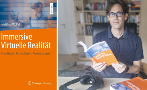 Prof. Dr. Matthias Wölfel mit seinem neuen Buch "Immersive Virtuelle Realität: Grundlagen, Technologien, Anwendungen"