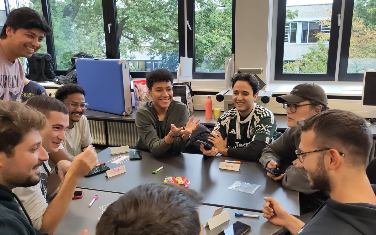 HKA_BE-CC_Gruppenfoto_Spieleabend_Oweek2025 Gruppenfoto beim Spieleabend während der O-Week 2025