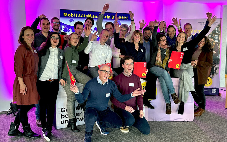 Die 14 Absolvent*innen der beruflichen Weiterbildung zu Mobilitäts.ManagerInnen.BW