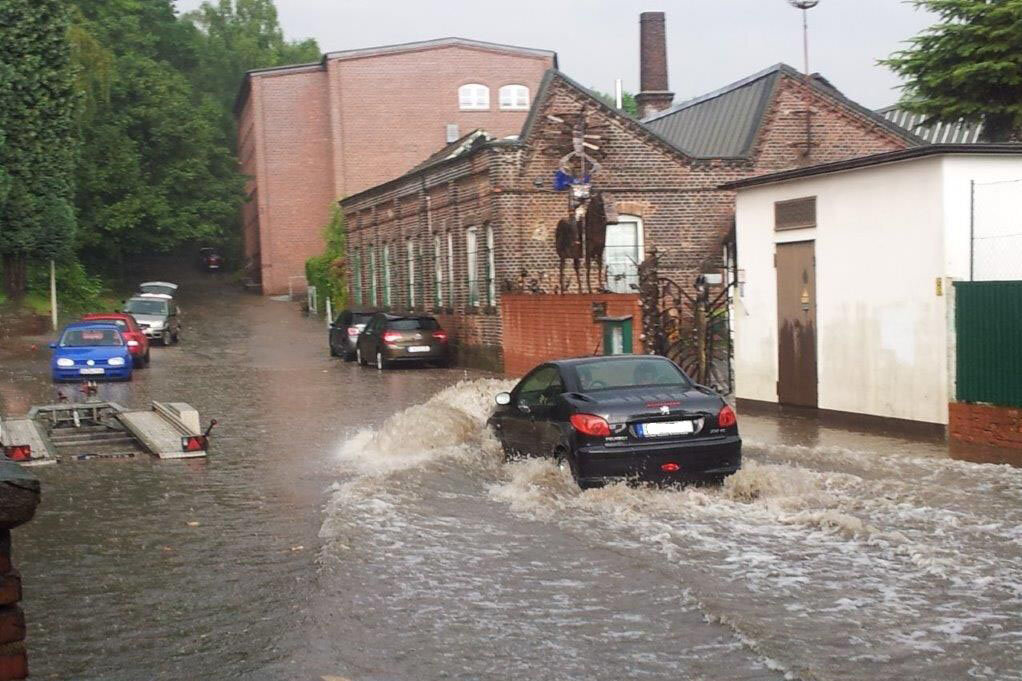 Überflutete Fahrbahn