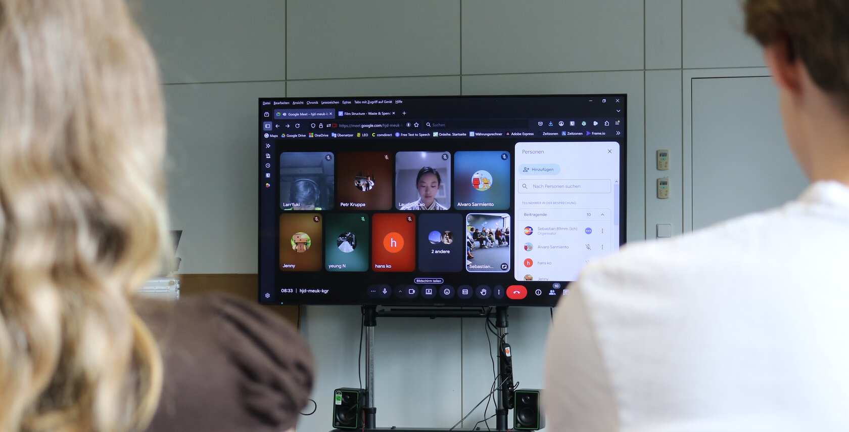 Studierende telefonieren im Videocall mit Studierenden in Taiwan