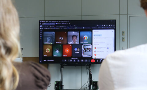 Studierende telefonieren im Videocall mit Studierenden in Taiwan