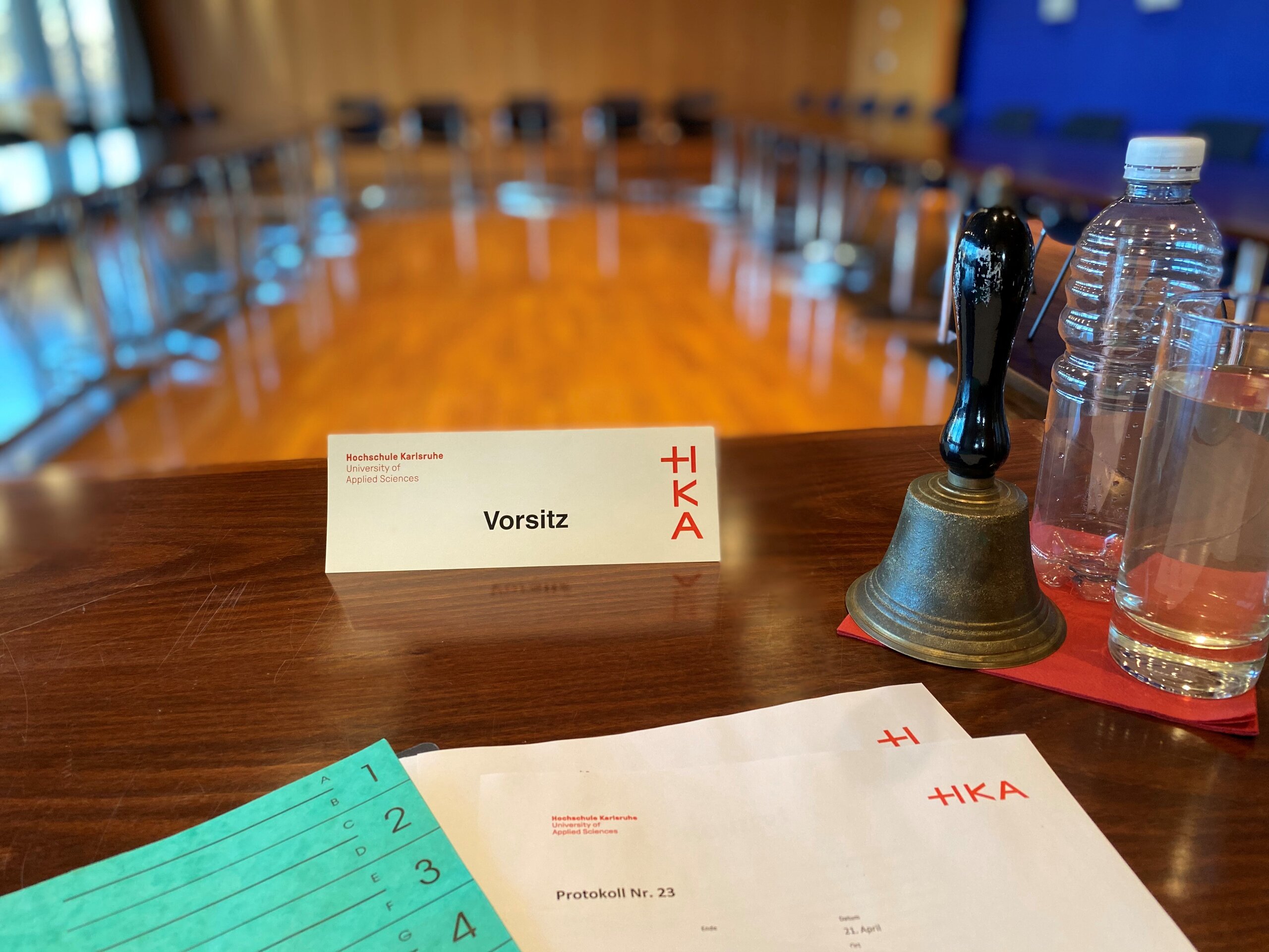 vorbereiteter Sitzungssaal vorbereiteter Sitzungssaal