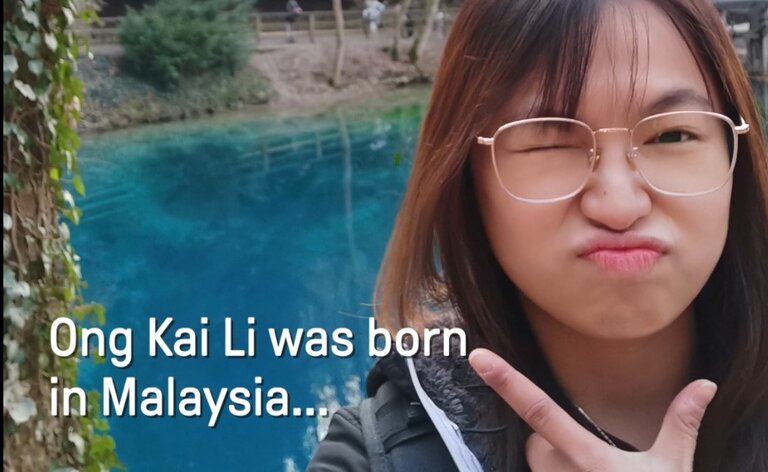 Ong Kai Li vor der Blautopf Quelle