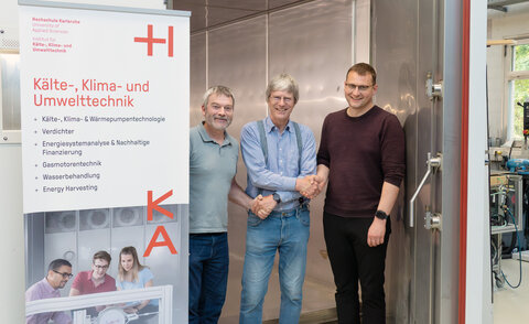 Das Bild zeigt Prof. Dr. Michael Kauffeld mit seinen beiden Nachfolgern, den Professoren Dr. Maurice Kettner (links) und Dr. Robin Langebach (rechts). 