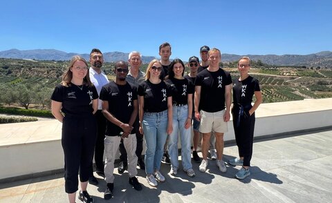 Gruppenfoto von Teilnehmenden im HKA-T-Shirt auf Kreta