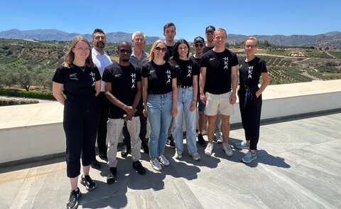 Gruppenfoto von Teilnehmenden im HKA-T-Shirt auf Kreta