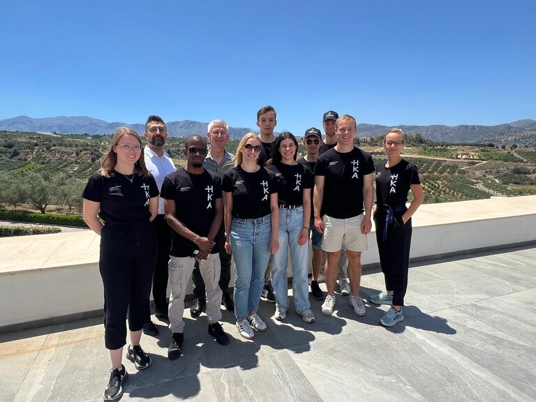 Gruppenfoto von Teilnehmenden im HKA-T-Shirt auf Kreta