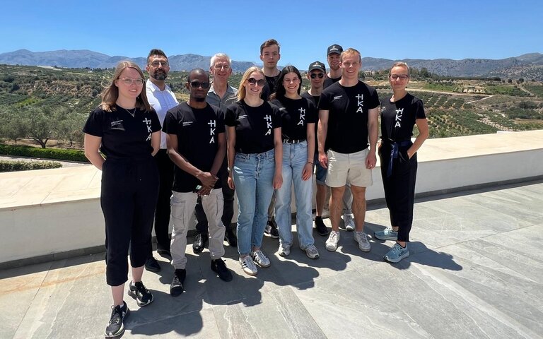 Gruppenfoto von Teilnehmenden im HKA-T-Shirt auf Kreta