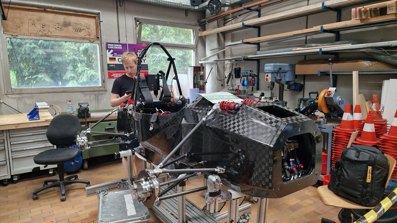 HKA-Studierende präsentieren selbst gebauten elektrischen Rennwagen