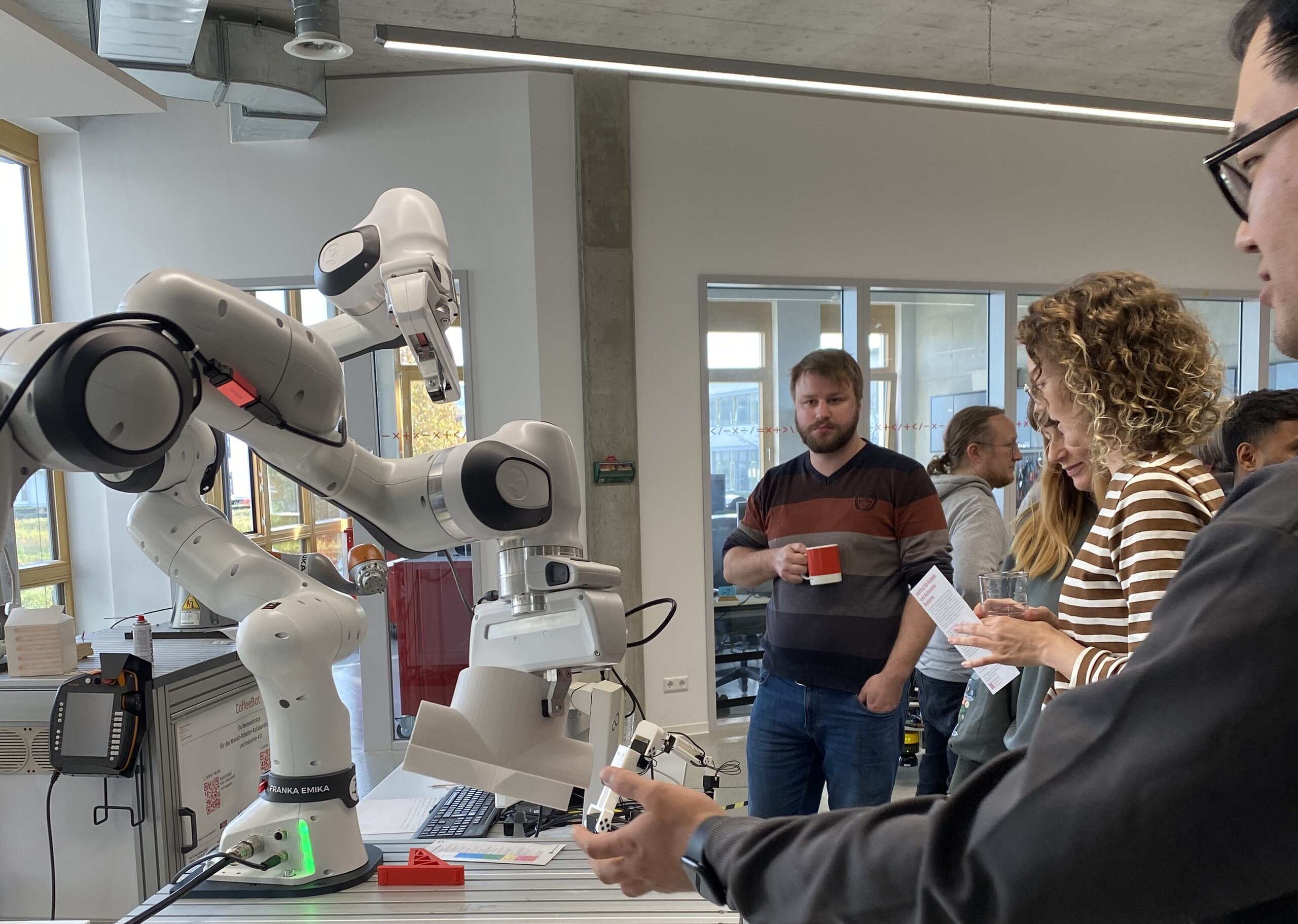 Die Besucher*innen des ResearchSnacks konnten die wissenschaftlichen Anwendungen vor Ort auch selbst ausprobieren